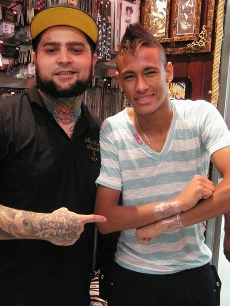 Nghệ nhân Adam Rose là người được Neymar tin tưởng tạo hình xăm cho mình.