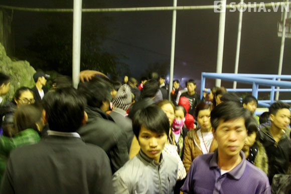 Nhiều du khách lo sợ cảnh ùn tắc, tắc nghẽn tại động Hương Tích nên đã chọn cách đi cáp treo lên động bái Phật lúc nửa đêm khiến đường lên trạm cáp treo ùn tắc.