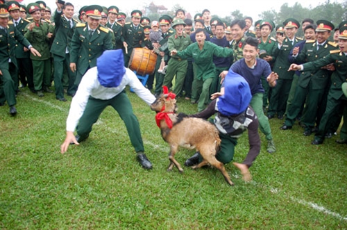 Bộ đội Trung đoàn xe tăng 202 chơi trò “Bịt mắt bắt dê”. 