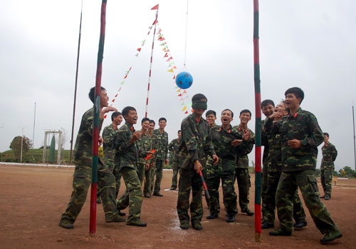 Chiến sĩ Lữ đoàn Phòng không 241 (Quân đoàn 1) chơi trò “Bịt mắt vụt bóng”. 