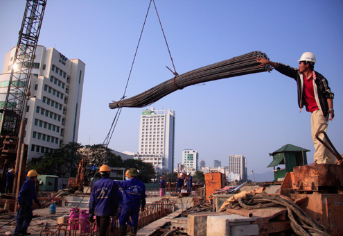 Tết này, hơn 1000 kỹ sư và công nhân trên công trình cầu Rồng không nghỉ. Tất cả đang phấn đầu đưa cây cầu về đích đúng hẹn vào ngày kỷ niệm 38 năm giải phóng Đà Nẵng 29/3/2013.