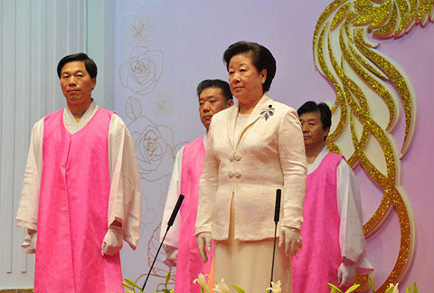 Hak Ja Han Moon, widow of the Unification Church founder, Sun Myung Moon. Although most of the couples have met beforehand, some followers ask to have their partner chosen for them by Hak Ja Han Moon, and meet them for the first time on the wedding day