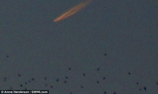 Xôn xao vệt sáng bí ẩn trên bầu trời nước Anh 2
