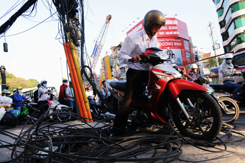 Những người khác leo lên lề đường, nhưng lại vấp phải dây cáp mới cắt do công trình đang thi công.