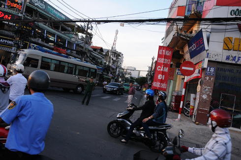 Sau khi rào lại, một vài tuyến đường 2 chiều được phân làn để đi thành một. Nhiều người đi xe bỡ ngỡ khi có lực lượng thanh niên xung phong đứng chặn, hướng dẫn đi đúng làn.