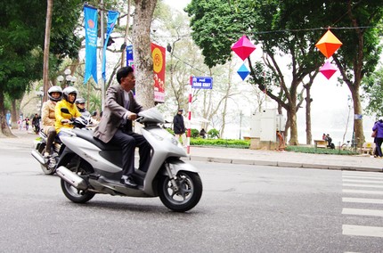 Hà Nội: Càng trẻ, càng giàu, càng coi thường luật 16