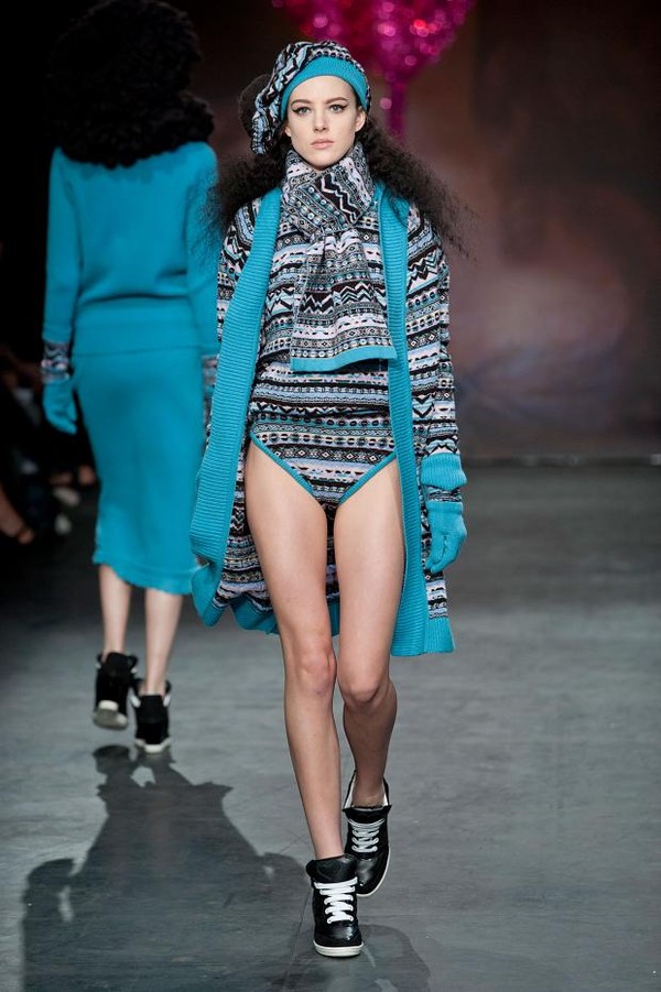 London Fashion Week: Càng hở, càng quái, càng nổi bật 34