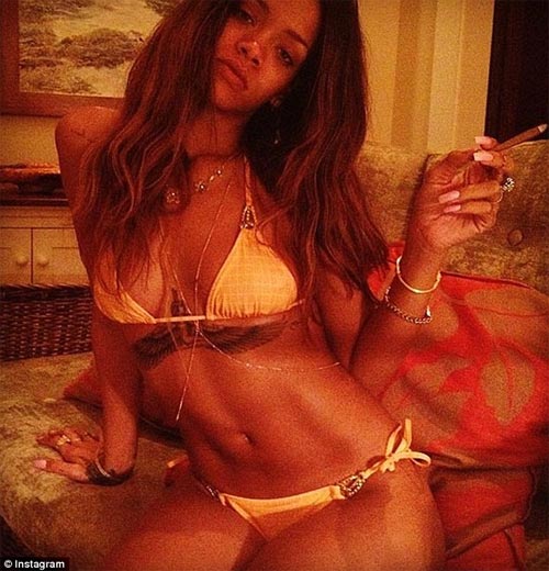 Rihanna mặc bikini khoe bụng 6 múi, Ca nhạc - MTV, Rihanna, sexy, Chris Brown, ban trai cu, Grammy, Karreuche Tran, ca si, ngoi sao, bao ngoi sao, ca nhac, am nhac