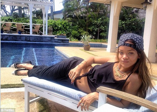 Rihanna mặc bikini khoe bụng 6 múi, Ca nhạc - MTV, Rihanna, sexy, Chris Brown, ban trai cu, Grammy, Karreuche Tran, ca si, ngoi sao, bao ngoi sao, ca nhac, am nhac