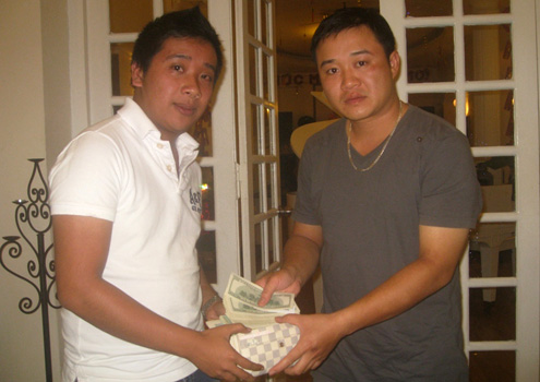 Trung úy Hải (bên phải) bàn giao lại tài sản nhặt được cho người thân của chị Ninh. Ảnh: Quỳnh Chi