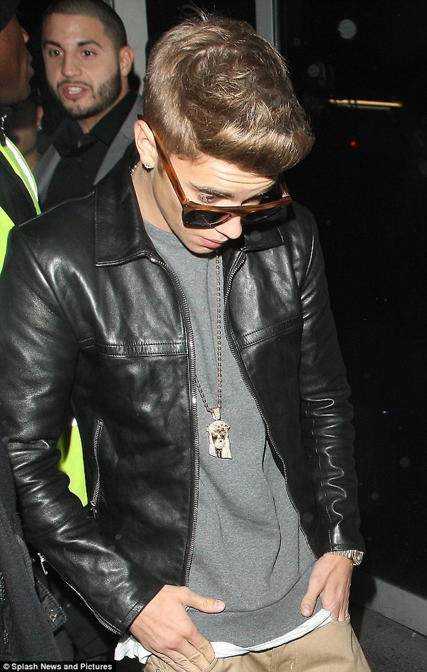 Justin Bieber thỏa sức tiệc tùng, ra về cùng gái lạ 6