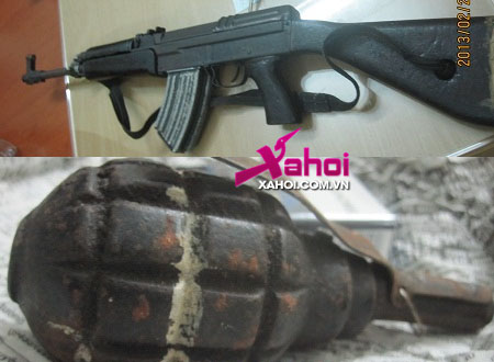 Khẩu súng AK - 47 và lựu đạn thu được