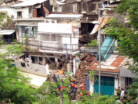 Quang cảnh vụ nổ lộ ra khi trời sáng. Ngoài căn nhà chính bị sập hoàn toàn, Phần phía sau hai căn nhà 384/7 và 384/7A cũng bị đổ sập.