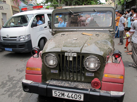 Chiếc Jeep của chủ nhà, người thường được gọi là ông "Phương khói lửa", phụ trách thiết kế đạo cụ cho các đoàn phim, chuyên về tạo các cảnh cháy nổ, khói lửa trên phim trường.