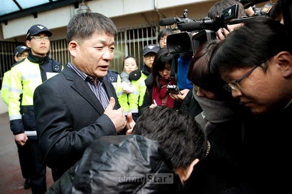 Park Shi Hoo vắng mặt, phớt lờ lệnh triệu tập của cảnh sát 2