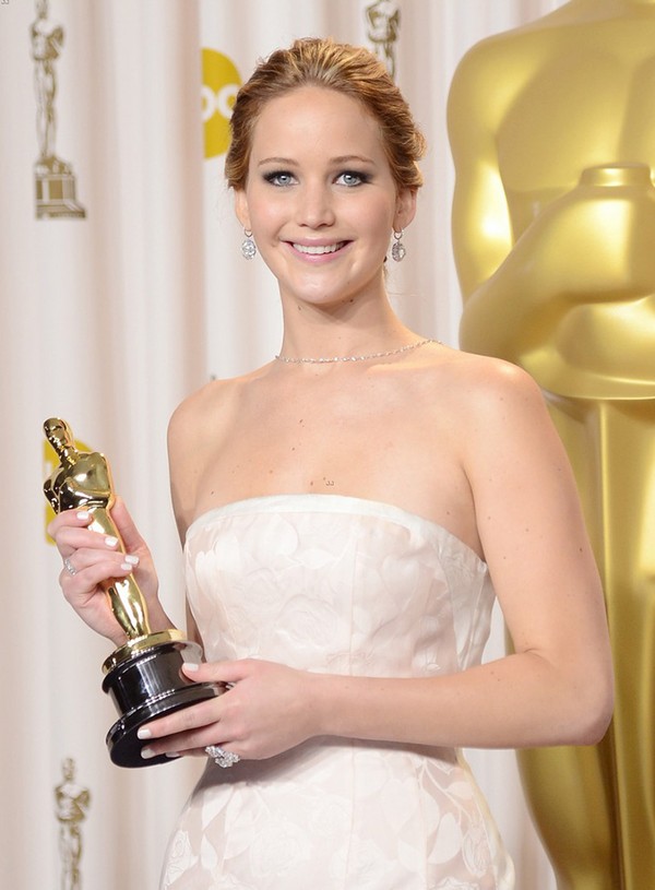 "Argo" vô địch Oscar, Nữ chính xuất sắc vấp ngã khi lên nhận giải 48