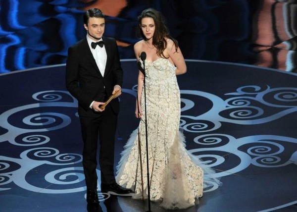 "Argo" vô địch Oscar, Nữ chính xuất sắc vấp ngã khi lên nhận giải 40