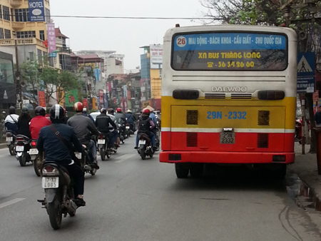 Chiếc xe bus đỗ bên đường sau va chạm với người đi đường. Ảnh: Hoàng Việt.