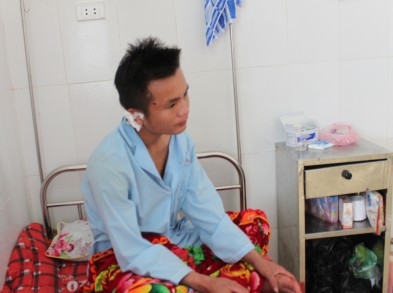 Nạn nhân Lê Đình Phúc đang điều trị phục hồi. Ảnh: Hoàng Lam
