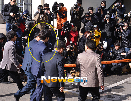 Park Shi Hoo trầm tư có mặt tại sở cảnh sát 6