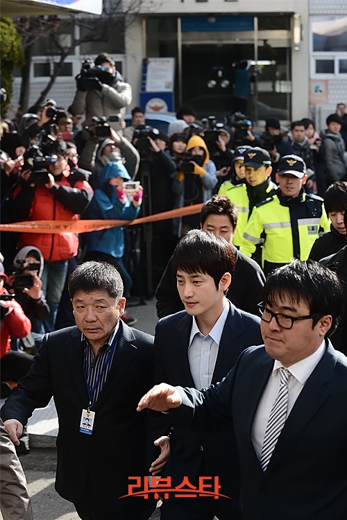 Park Shi Hoo trầm tư có mặt tại sở cảnh sát 7