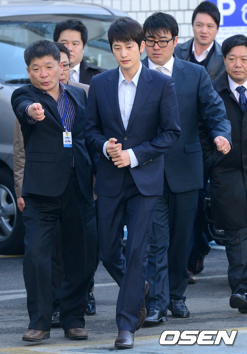 Park Shi Hoo trầm tư có mặt tại sở cảnh sát 9