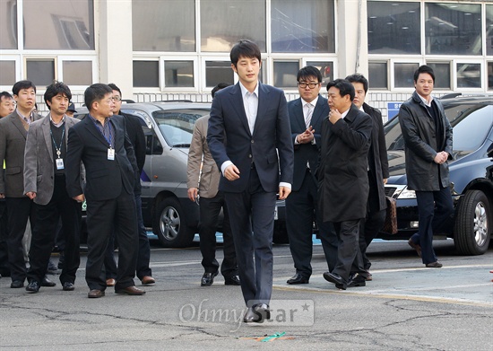 Park Shi Hoo trầm tư có mặt tại sở cảnh sát 10