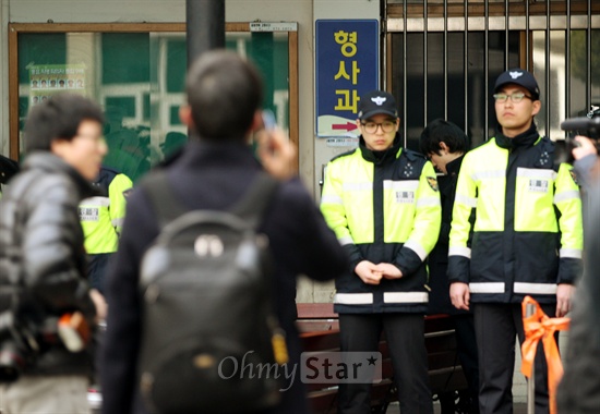 Park Shi Hoo trầm tư có mặt tại sở cảnh sát 11