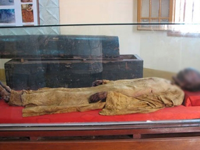 Xác ướp bà Nguyễn Thị Hiệu nay được đặt trong tủ kính và bện cạnh là chiếc quan tài bằng gỗ tại bảo tàng