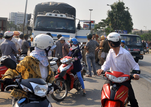 Vụ việc thu hút nhiều người dân hiếu kỳ, gây ách tắc giao thông trên QL 1A đi qua Đông Hà. Ảnh: Minh Anh