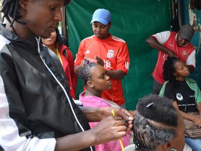 Mốt nối tóc khiến các dịch vụ làm tóc nở rộ ở Nam Phi. Nguồn: BBC