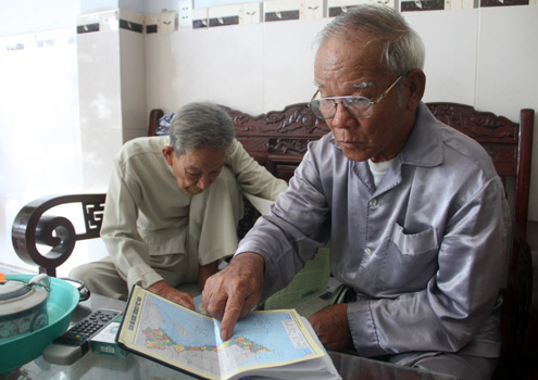 Lão ngư Trương Văn Trọng hào hứng chỉ về vùng biển Hoàng Sa, nơi 3 đời gia đình ông đánh bắt hải sản. Ảnh: Nguyễn Đông