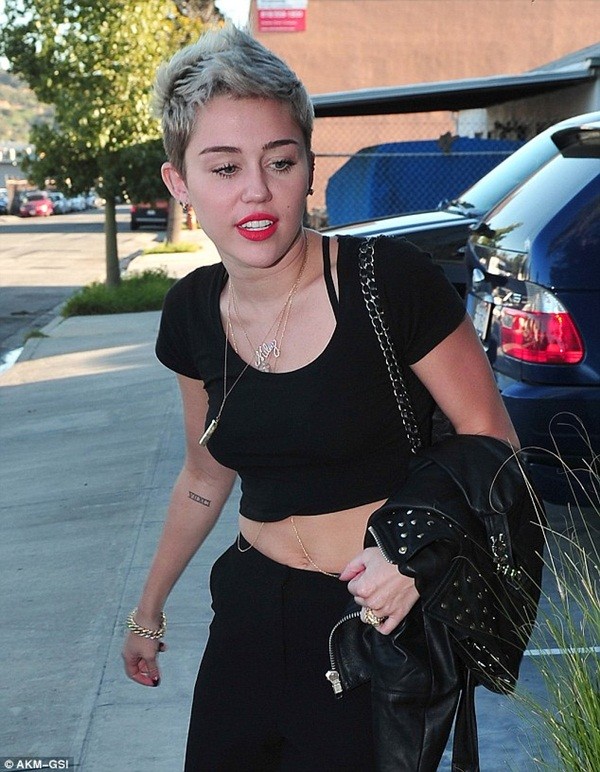 Miley đeo nhẫn đính hôn, mặc tin đồn Liam phản bội 3