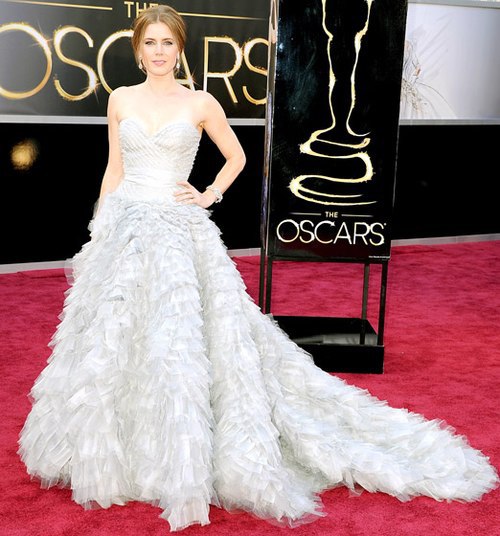 Amy Adams trong váy Oscar de la Renta.