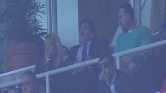 Maradona dự khán El Clasico theo lời mời của... Ronaldo