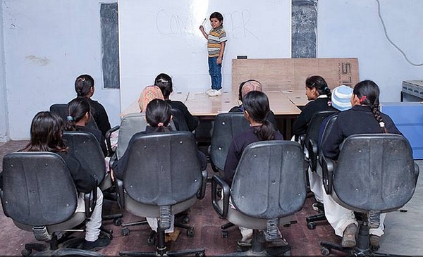 Thầy giáo lùn nhất thế giới 1