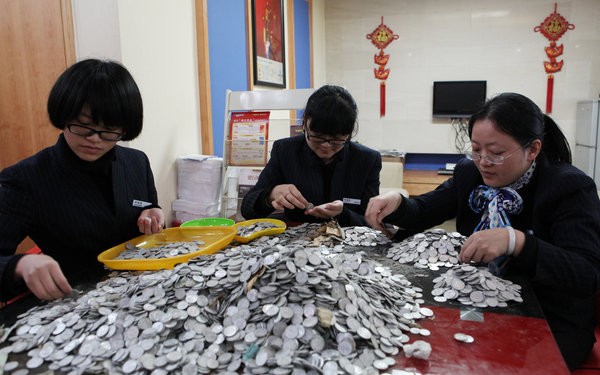 Trung Quốc: “Vác” hơn 200kg tiền xu đến ngân hàng 4