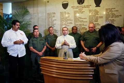 Vice-President Nicolas Maduro (2-L) gesturing after announcing the death of Venezuelan President Hugo Chavez on March 5, 2013 in Caracas. Ảnh: