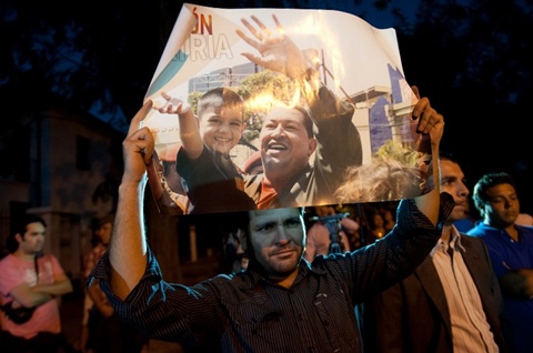 Nhiều người cầm ảnh, khẩu hiệu ủng hộ Chavez, miệng hô vang "Hugo Chavez muôn năm!", "Phong trào Chavismo muôn năm!". Ảnh: AFP