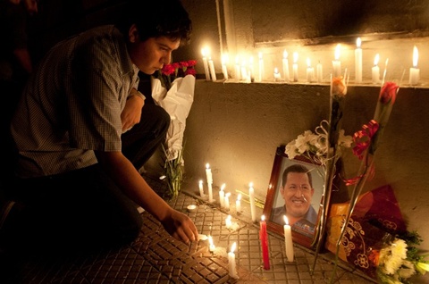 Người dân thắp nến cầu nguyện cho Chavez.