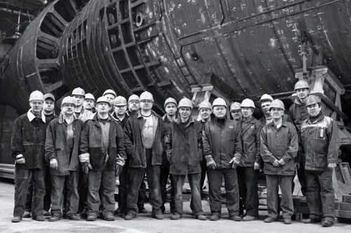 Các công nhân và kỹ sư nhà máy đóng tàu Admiralty đứng chụp ảnh trước thân của chiếc tàu ngầm Kilo thứ ba đang được gấp rút chế tạo cho Hải quân Việt Nam. Ảnh Quân đội Nga.
