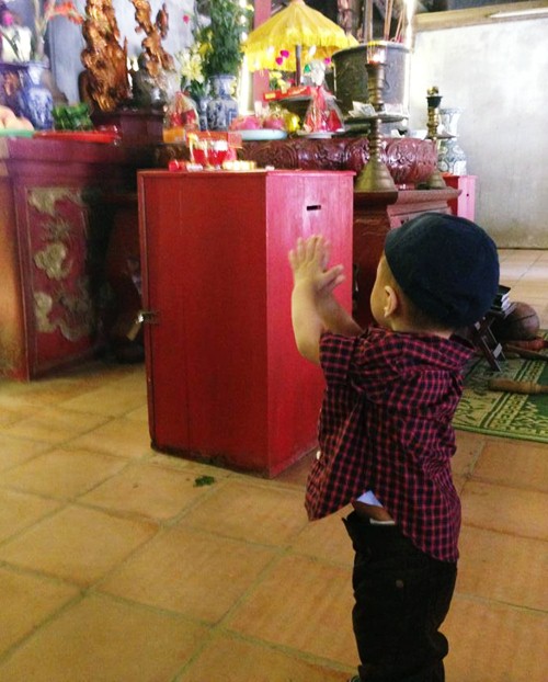 Jacky Minh Trí ngoan ngoãn tại chùa ở Hà Nội - 5