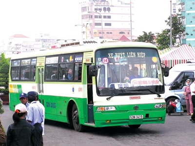 TP.HCM vẫn chưa cho phép quảng cáo trên xe buýt. Ảnh: Mai Vọng