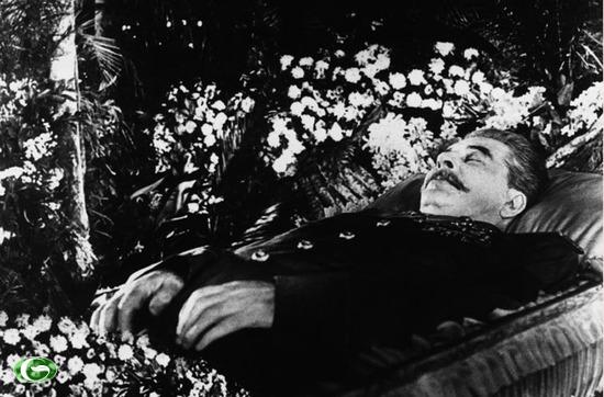 Thi hài của Joseph Stalin từng đượp đặt trong lăng cạnh Lenin từ năm 1953, nhưng bị đưa ra khỏi lăng và đem chôn vào năm 1956, sau khi Đại hội đảng CS Liên Xô lần thứ 20 lên án tệ sùng bái cá nhân.