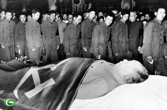 Binh sĩ Quân Giải phóng Nhân dân Trung Quốc bày tỏ lòng tôn kính trước thi thể của lãnh đạo Mao Trạch Đông. Chủ tịch Mao qua đời vào năm 1976.
