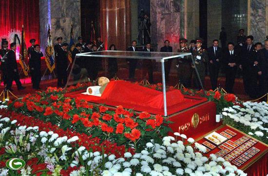 Thi thể của nhà lãnh đạo Triều Tiên Kim Jong Il tại Đài tưởng niệm Kumsusan Palace tại Bình Nhưỡng, tháng 12/2011. Kim Jong-il qua đời ngày 17/12/2011.
