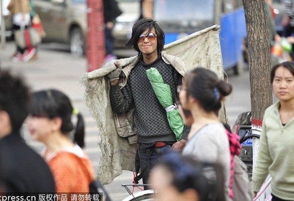 Trung Quốc: "lãng tử nhặt rác" gây sốt cộng đồng mạng 1