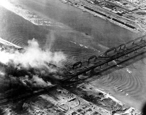 Một cuộc tấn công bằng ngư lôi ở trên sống Yalu hồi tháng 11 năm 1950