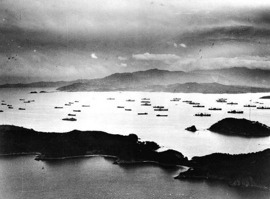Hàng loạt tàu cập bến tại cảng Wonsan hôm 26 tháng 10 năm 1950
            