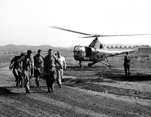 Chiếc trực thăng chở một binh lính Mỹ bị thương nặng tới địa điểm gần thủ đô Seoul, Hàn Quốc hôm 3 tháng 10 năm 1950